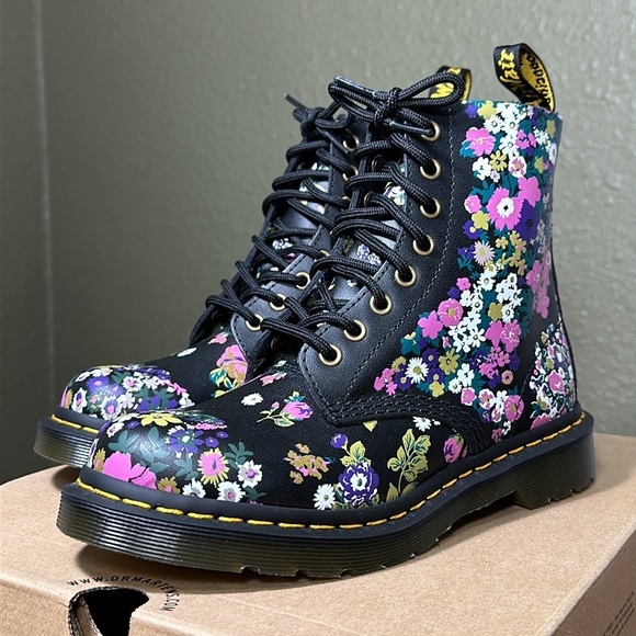 *NWB/NWOT* DR. MARTENS Women's 1460 Pascal - Black+Multi Vintage Floral Backhand - Picture 3 of 15